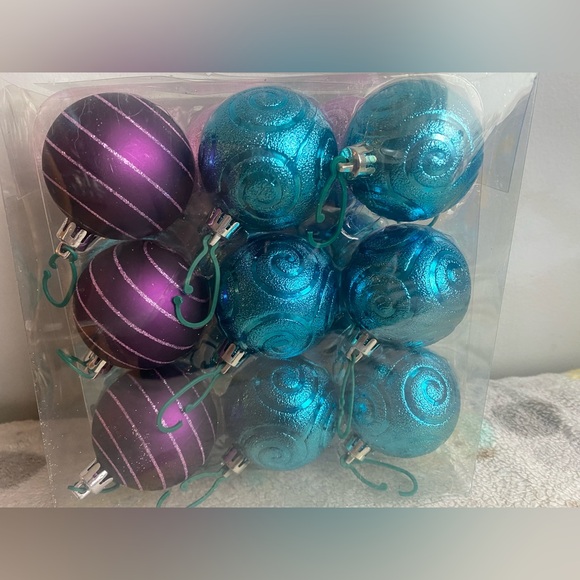 Massive bundle of like new Christmas ornaments - 6 containers - Picture 2 of 9